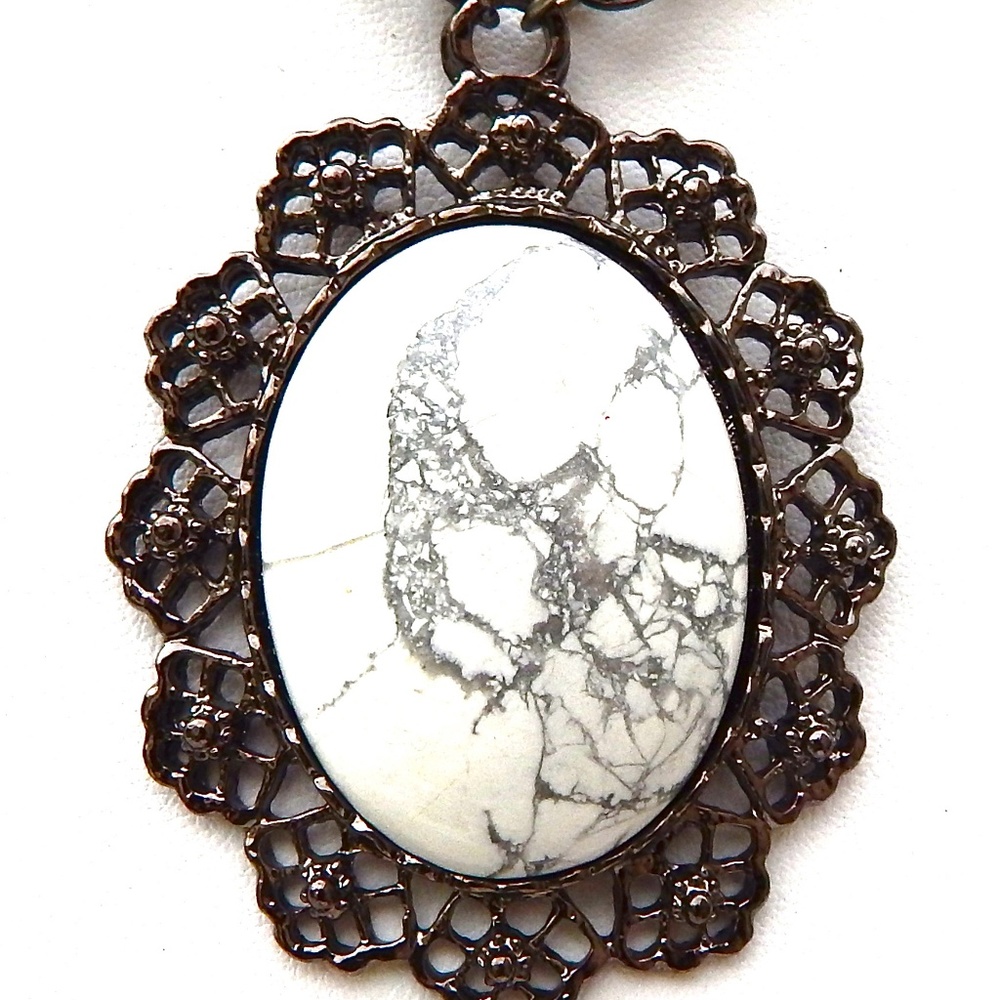 GASOLINE GLAMOUR WHITE HOWLITE NECKLACE